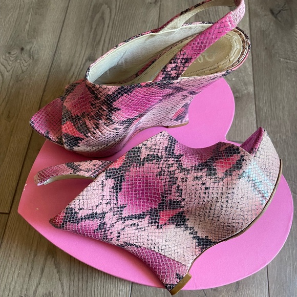 Alice + Olivia Pink Snakeskin Platform Sandal - Picture 1 of 10